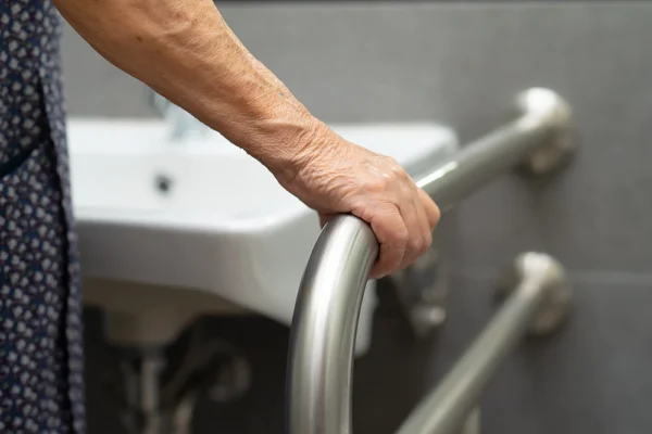Βοηθήματα καθημερινότητας για ηλικιωμένους: Μικρές λύσεις που κάνουν μεγάλη διαφορά
